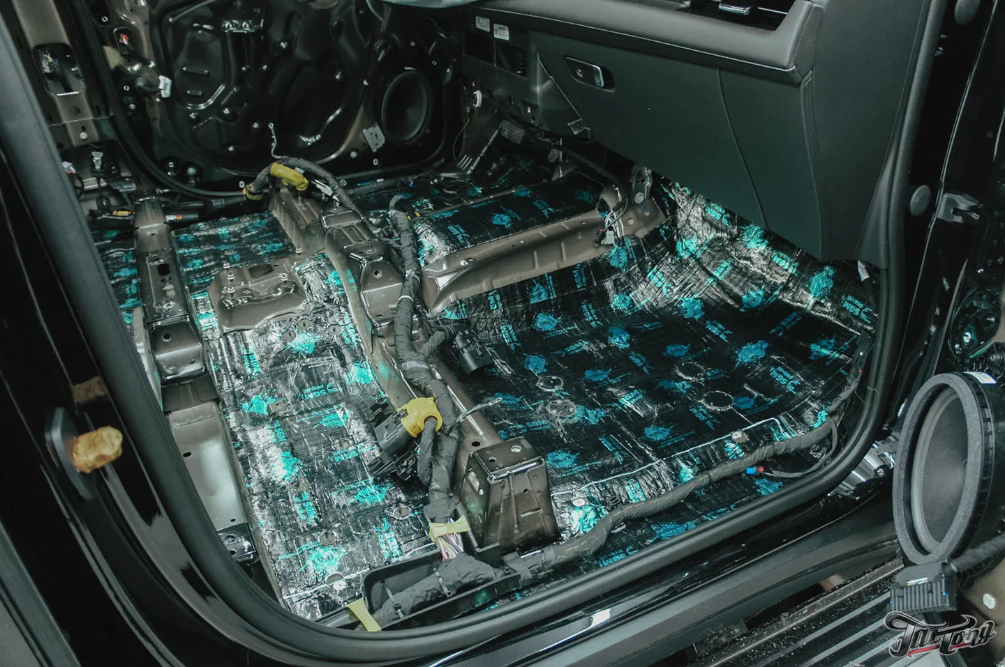 Проделали большую работу над Cadillac Escalade, часть 1: комплексная шумоизоляция салона, установка подогрева сидений, установка цветных ремней безопасности с индивидуальным дизайном
